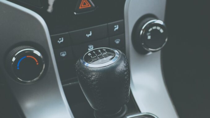 découvrez tout ce que vous devez savoir sur les transmissions manuelles : leur fonctionnement, les avantages par rapport aux automatiques, et des conseils pour maîtriser votre conduite. idéal pour les passionnés de mécanique et les conducteurs souhaitant optimiser leur expérience de conduite.