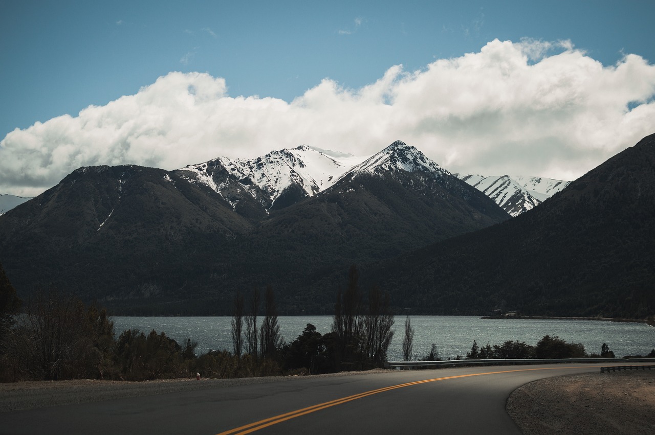 découvrez des routes panoramiques à couper le souffle qui vous plongent au cœur de paysages à couper le souffle. que ce soit à travers des montagnes majestueuses, le long de côtes abruptes ou à travers des forêts denses, ces trajets vous offrent une expérience inoubliable pour les amateurs de nature et d'aventure.