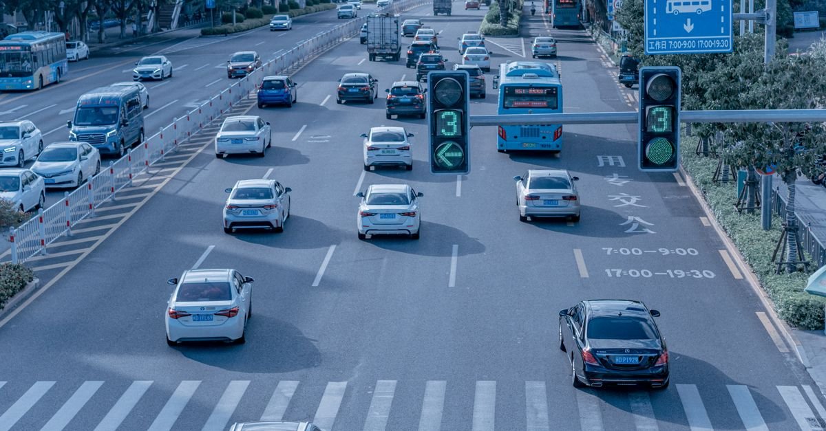 découvrez comment l'intelligence artificielle révolutionne l'industrie automobile en améliorant la sécurité, l'efficacité et l'expérience de conduite.