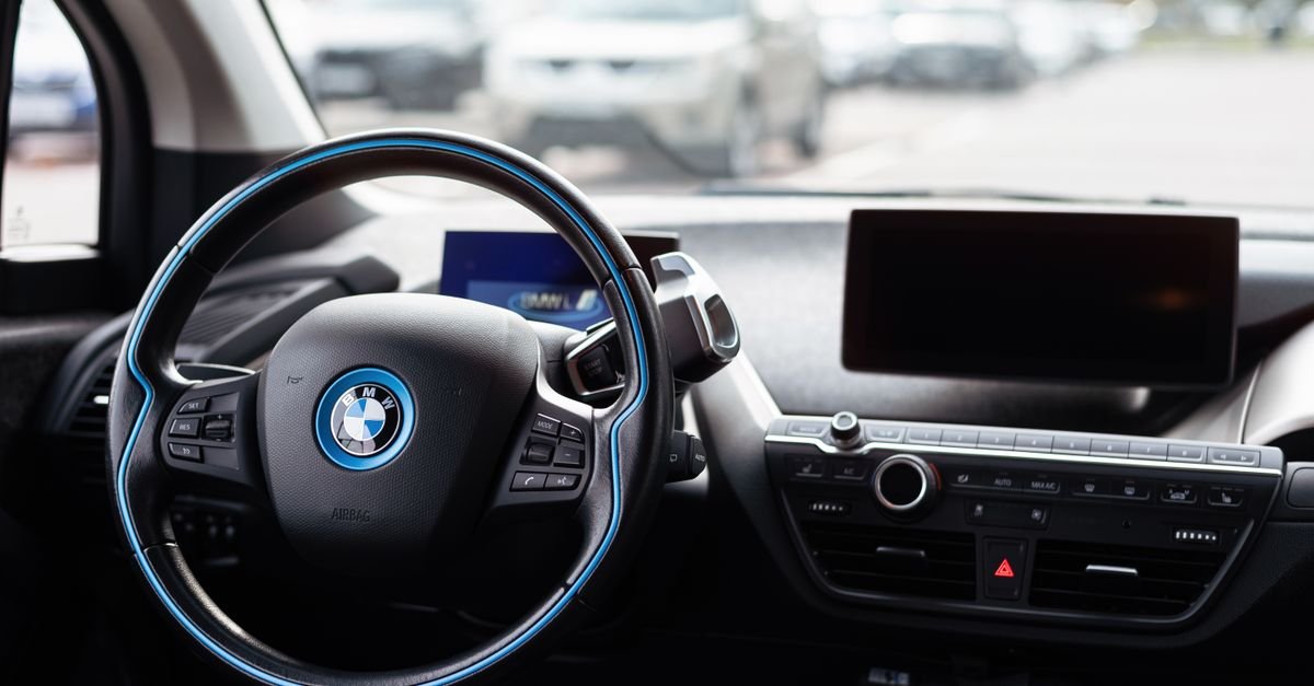découvrez comment l'intelligence artificielle révolutionne les voitures en améliorant la sécurité, la conduite autonome et l'expérience utilisateur.