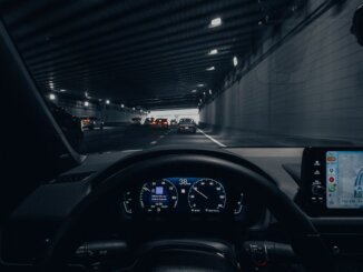 découvrez comment l'intelligence artificielle révolutionne l'industrie automobile en améliorant la sécurité, la conduite autonome et l'expérience utilisateur.