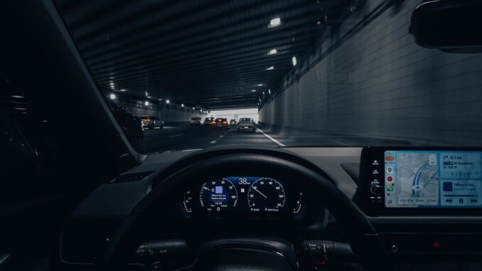 découvrez comment l'intelligence artificielle révolutionne l'industrie automobile en améliorant la sécurité, la conduite autonome et l'expérience utilisateur.