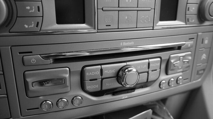 découvrez nos systèmes audio pour voiture de haute qualité, offrant un son clair et puissant pour une expérience musicale optimale lors de vos trajets.