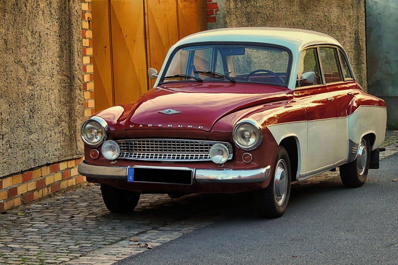découvrez notre sélection des meilleurs films cultes de voitures, alliant vitesse, adrénaline et histoires emblématiques pour les passionnés d'automobile et de cinéma.