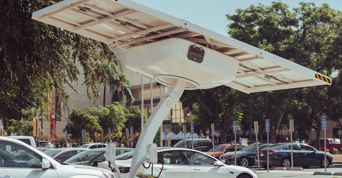 découvrez comment le recyclage des batteries de voitures électriques contribue à protéger l'environnement et à promouvoir une mobilité durable.